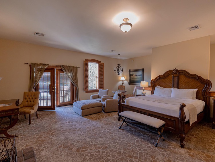 Hotel room with queen bed