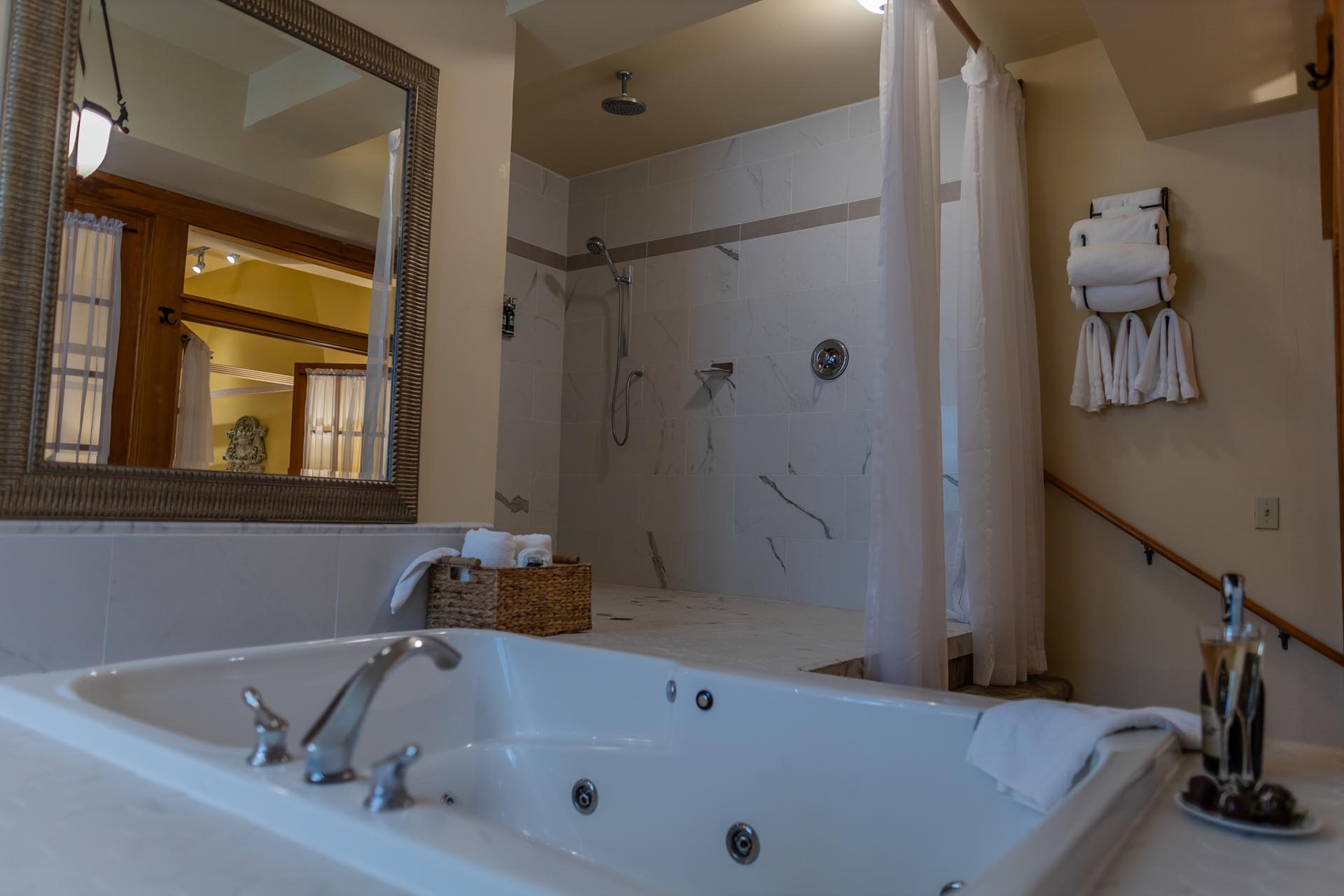 Guest room bathtub