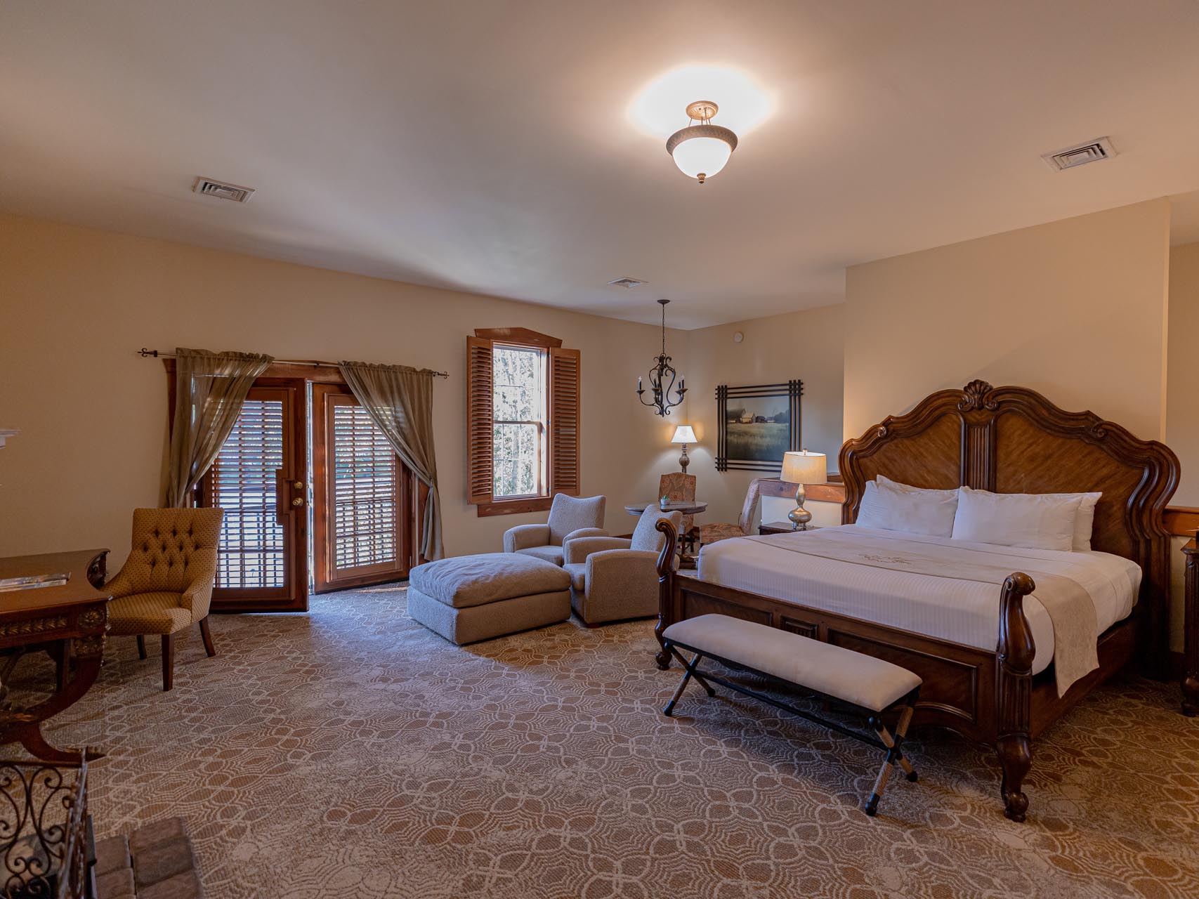 Hotel room with queen bed
